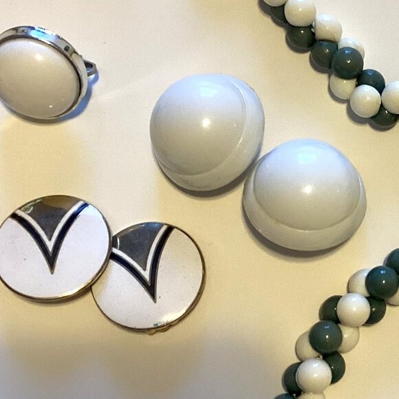 Vintage Costume Jewelry Green White Necklace + 3 Pairs of Clip-on Earrings - Picture 2 of 4